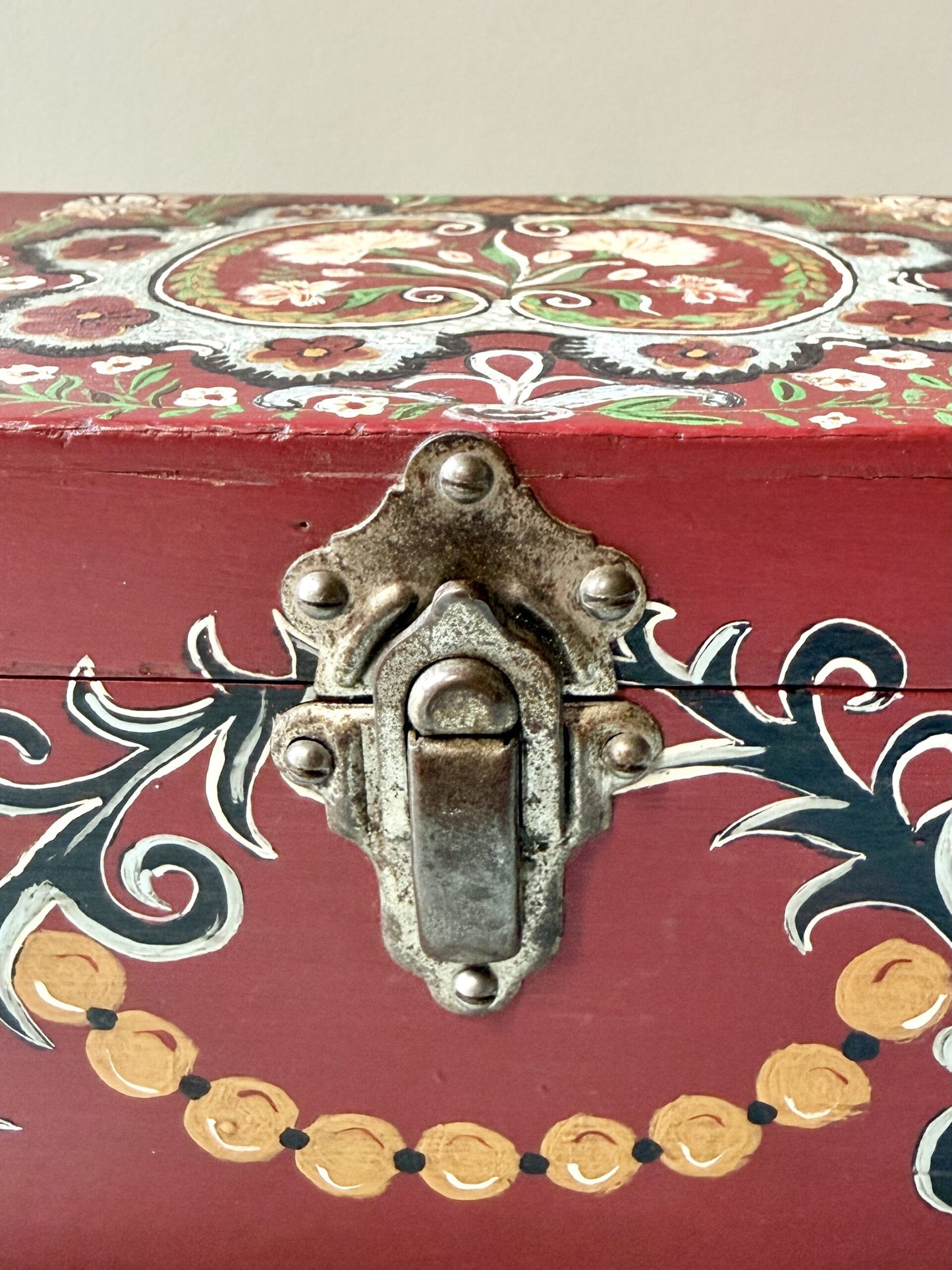 Coffre rectangulaire en bois rouge décoré