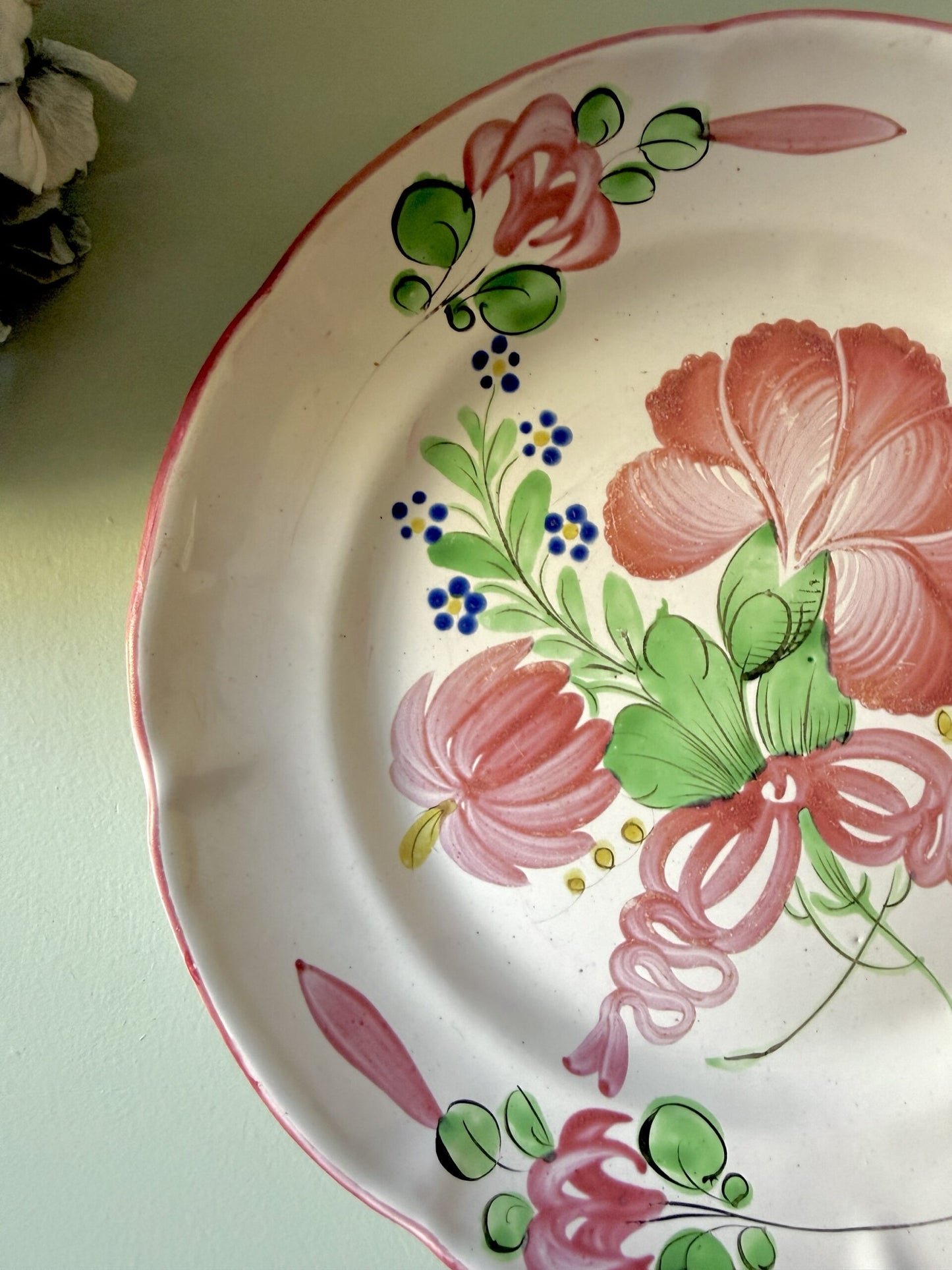 Assiette en faïence décorative de l’Est