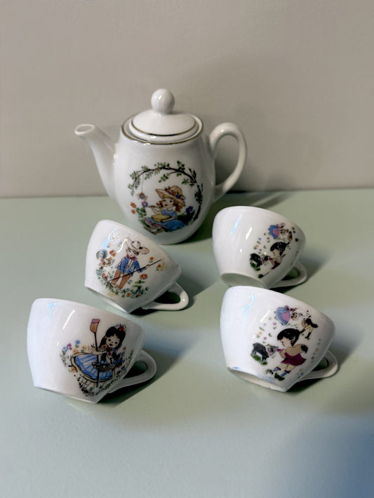 Dinette en porcelaine vintage pour enfant