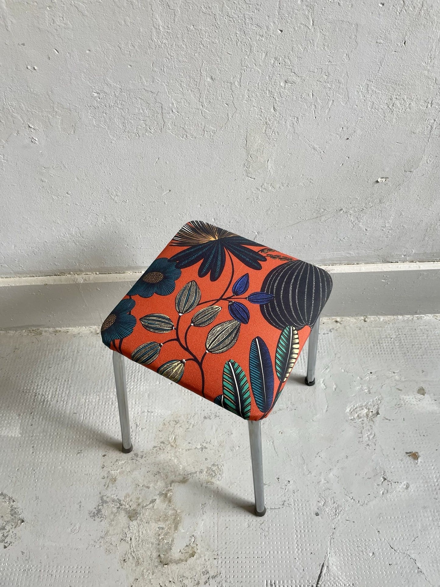 Tabouret vintage en Formica – tissu Thevenon – Orange