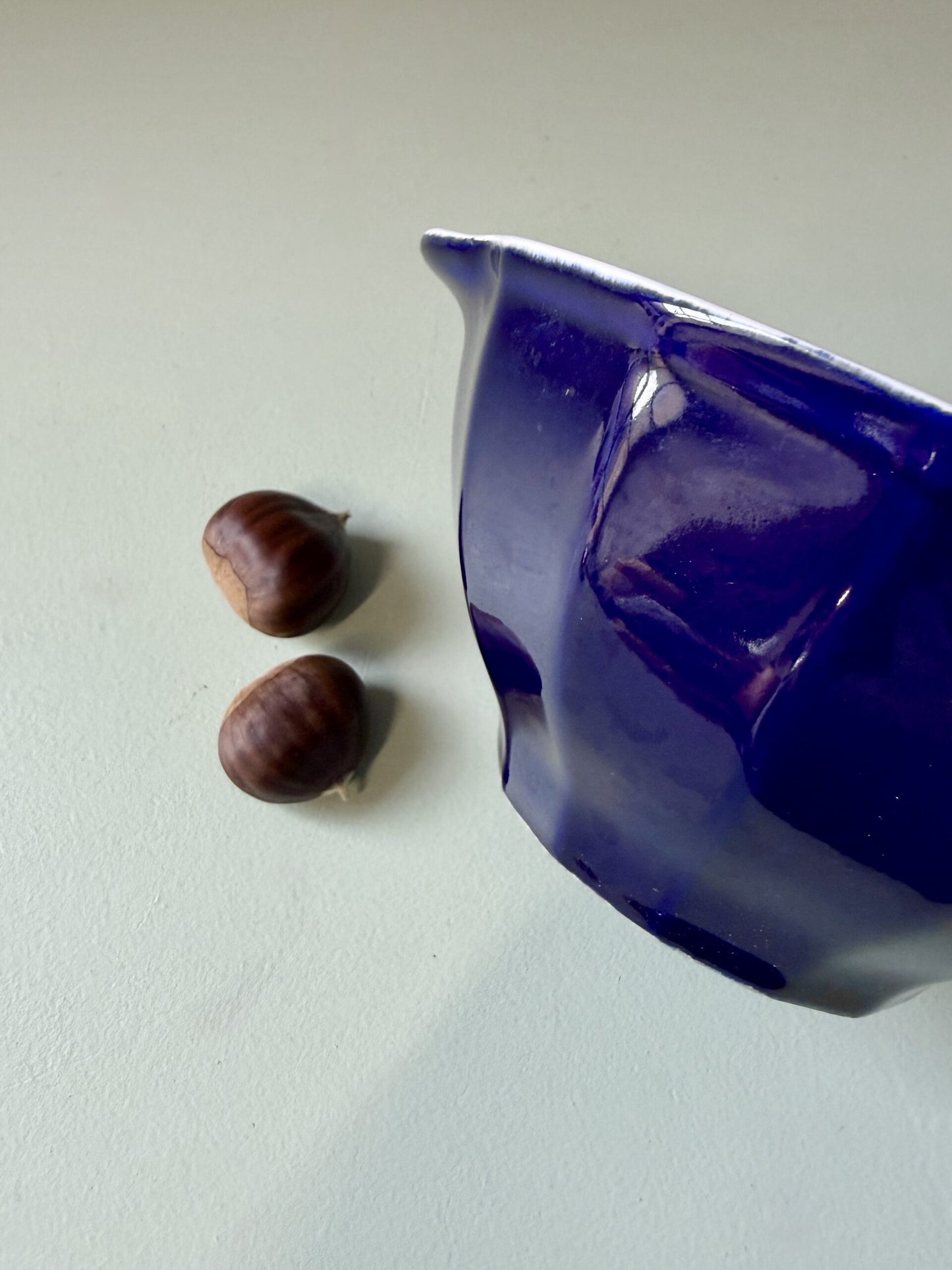 Bol émaillé blanc et bleu signé Emile Henry France