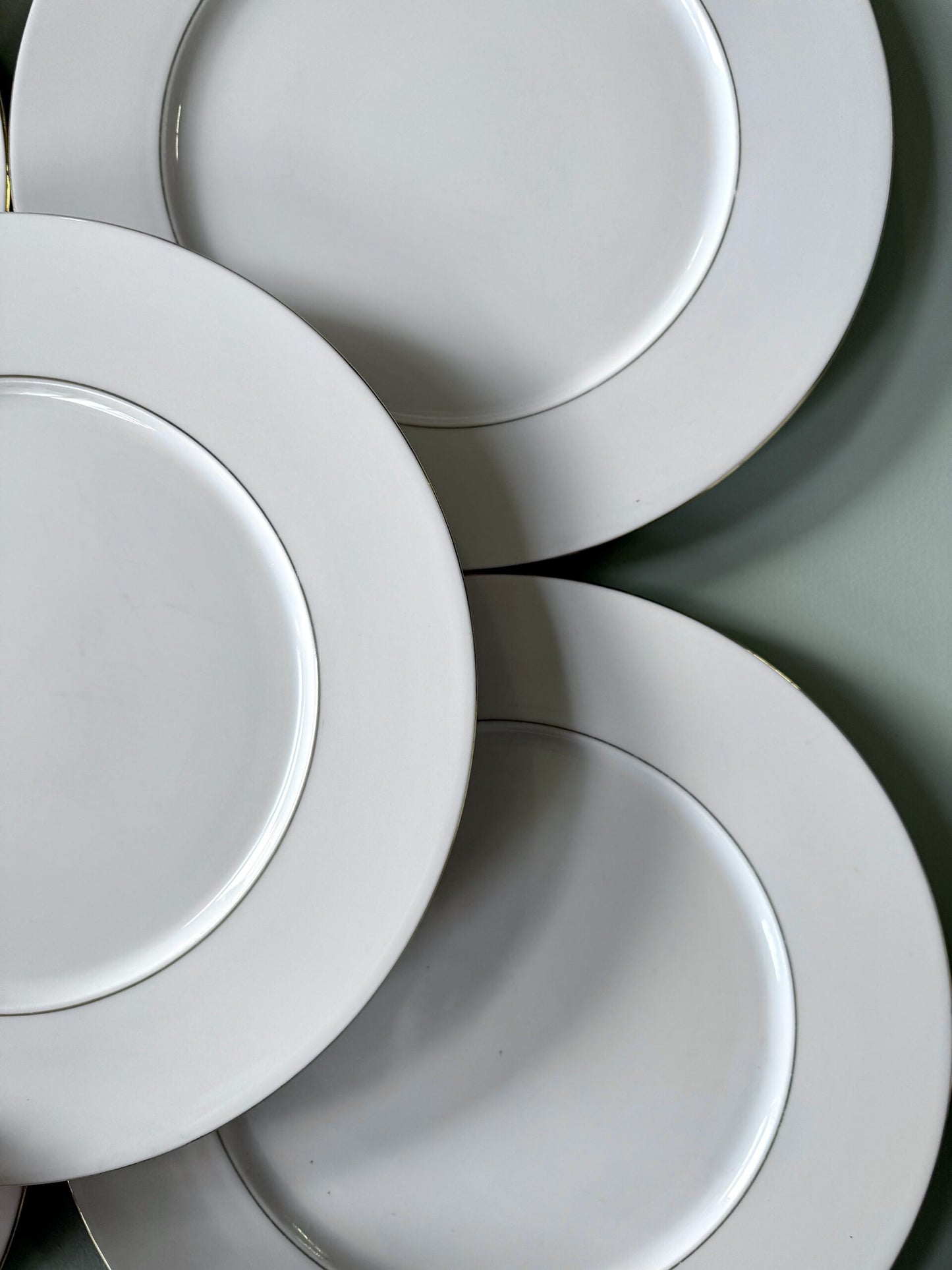 Assiettes plates blanches et liseré doré - lot de 6