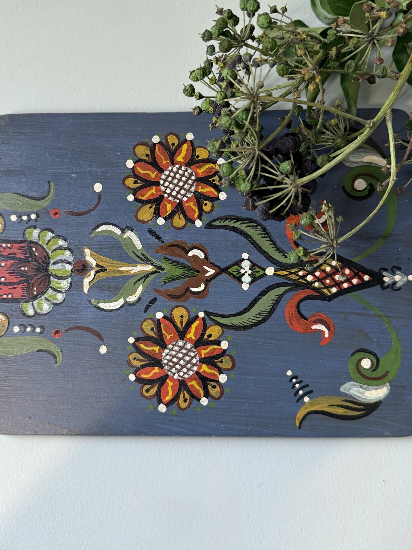 Planche en bois décor floral peint à la main