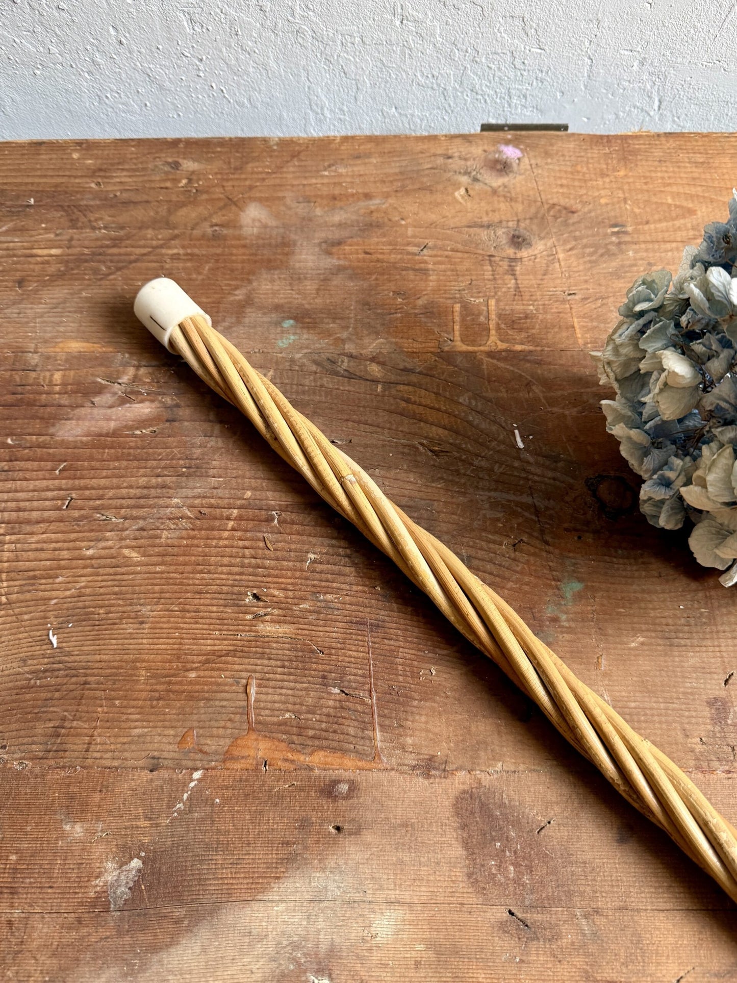 Battoir ancien à tapis en osier