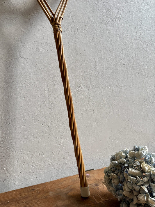 Battoir ancien à tapis en osier