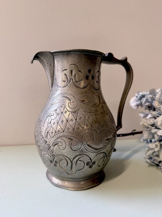 Pichet en étain gravé