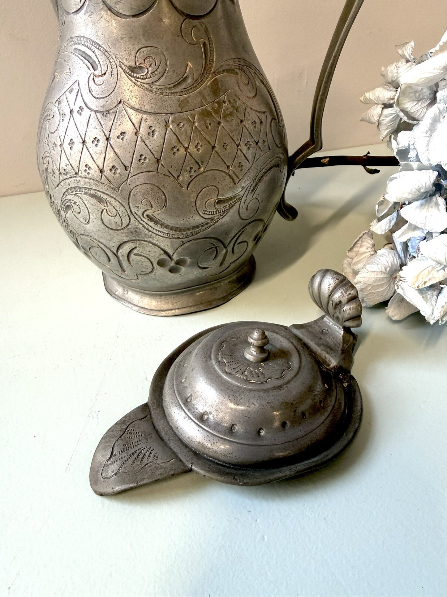 Pichet en étain gravé