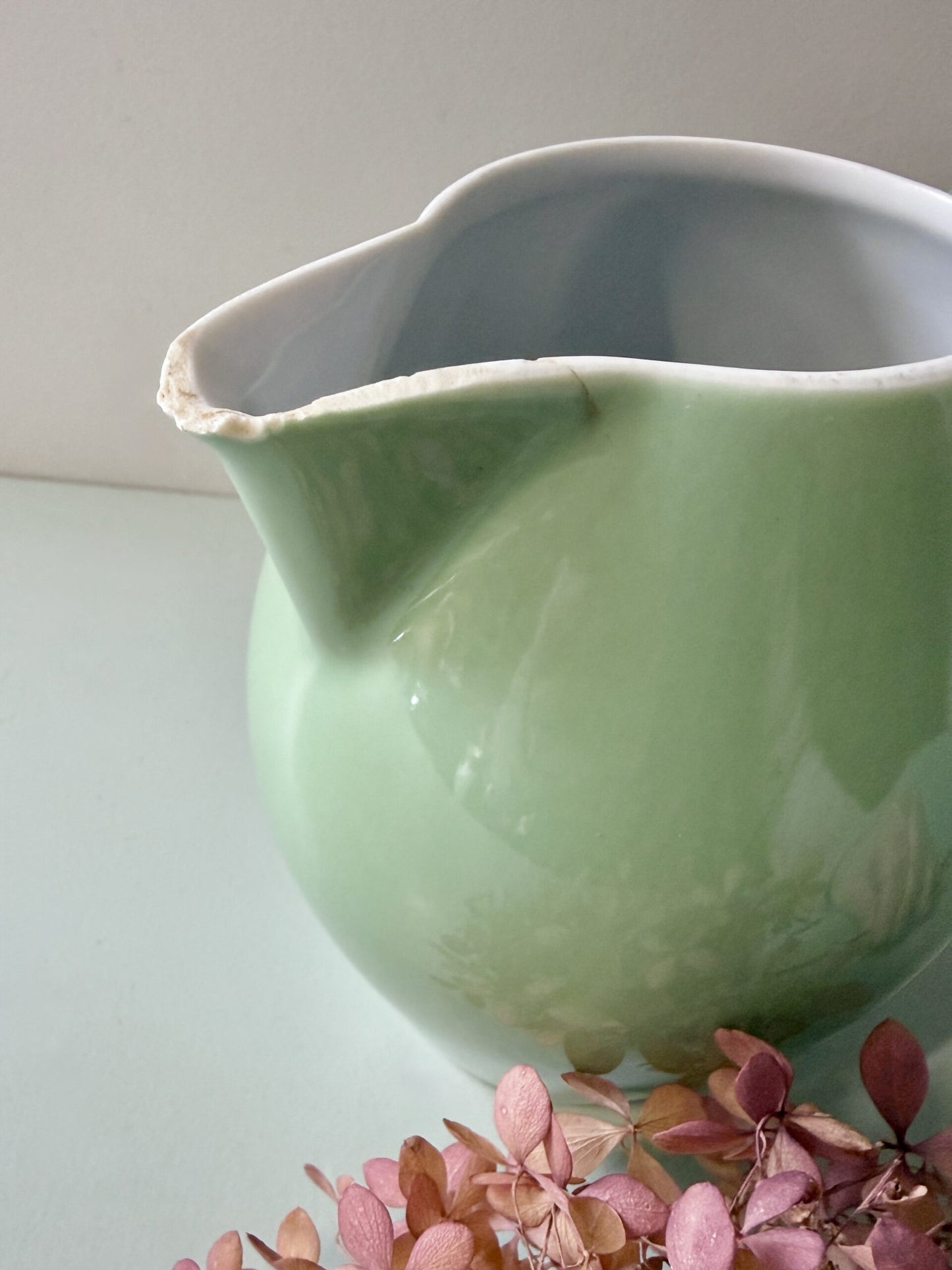 Pichet en faïence émaillée vert céladon