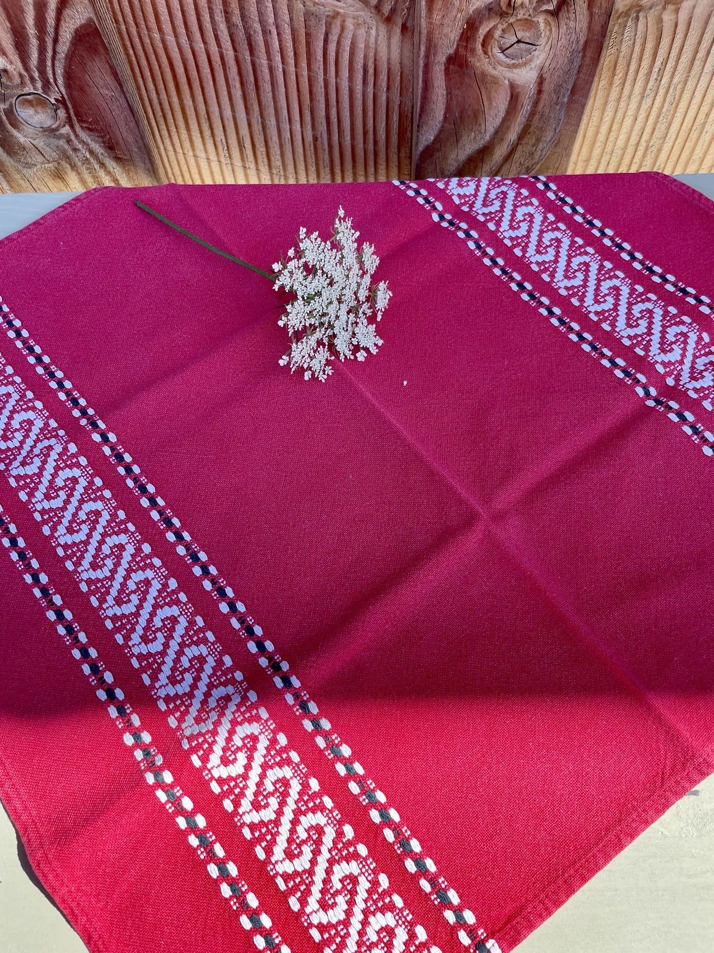 5 serviettes anciennes rouges avec broderies