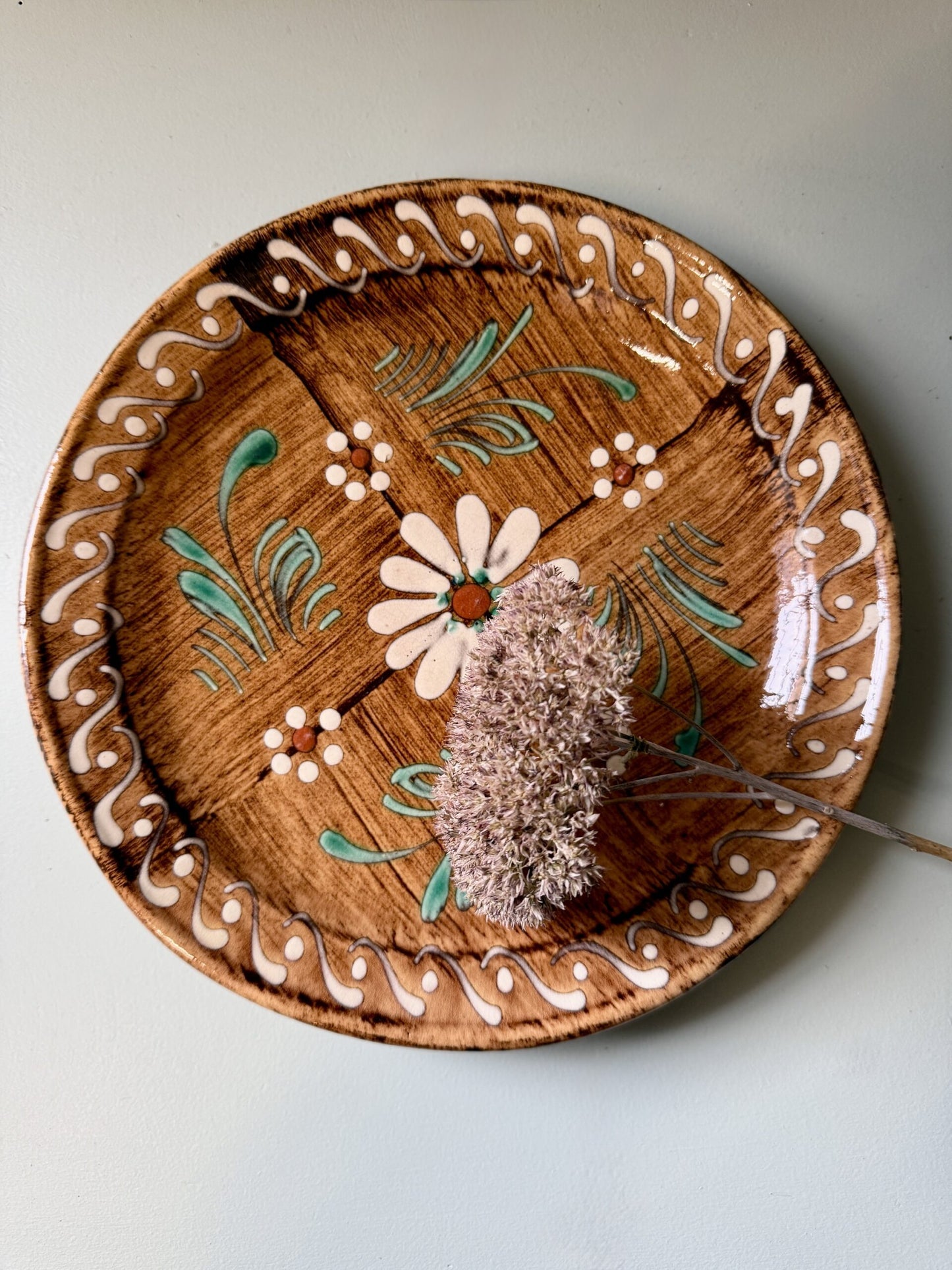 Plat rond en céramique alsacienne