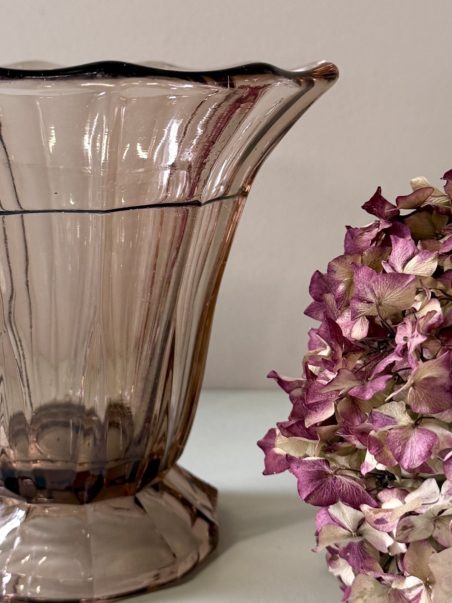 Vase éventail en verre fumé