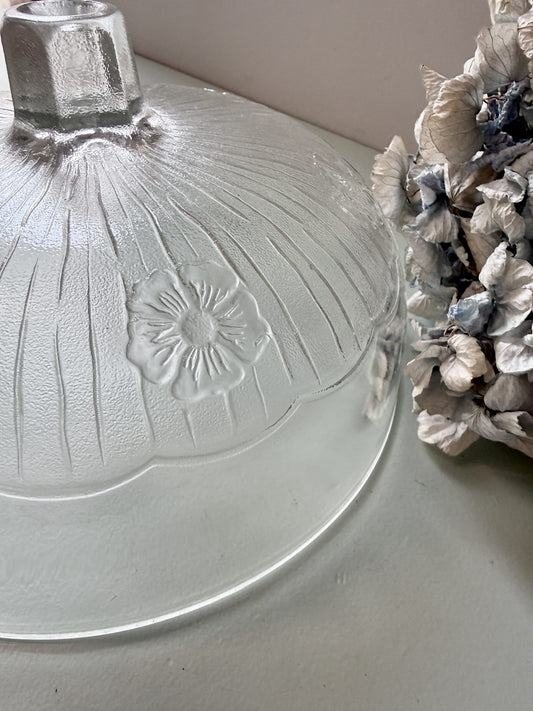 Cloche en verre avec motifs floraux ciselés