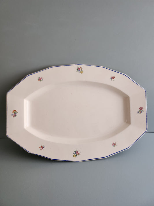 Plat ovale en porcelaine fleurie