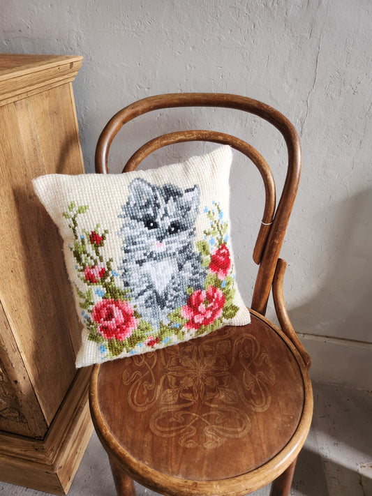 Coussin point de croix motif chat et fleurs Patine