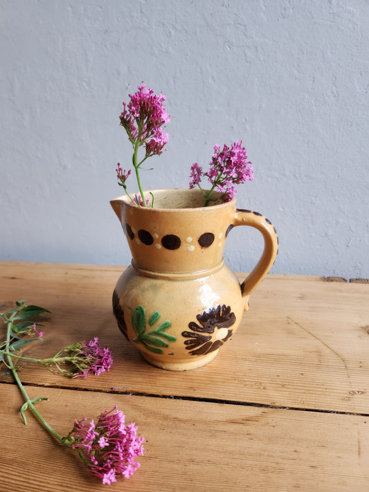 Pichet en terre cuite motif floral Patine