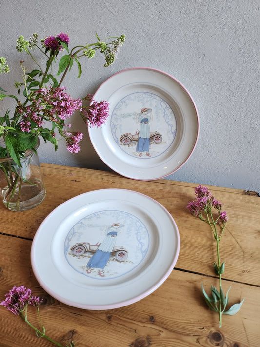 Assiette plate "femme à la voiture" lot de 2 Patine