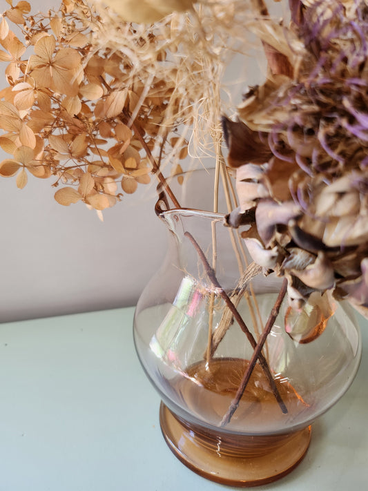Pichet en verre teinté rose Patine