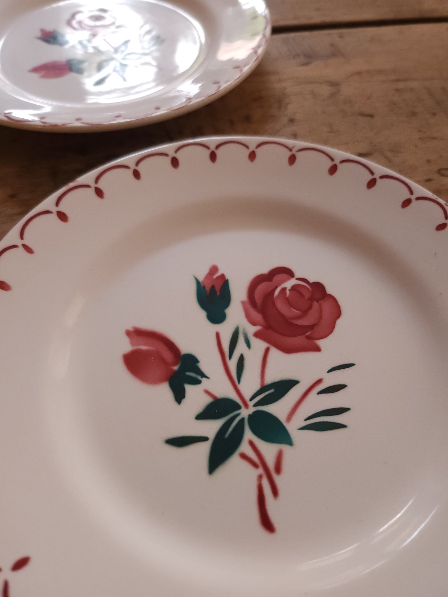 Assiettes plates en céramique peintes à la main lot de 3 Patine