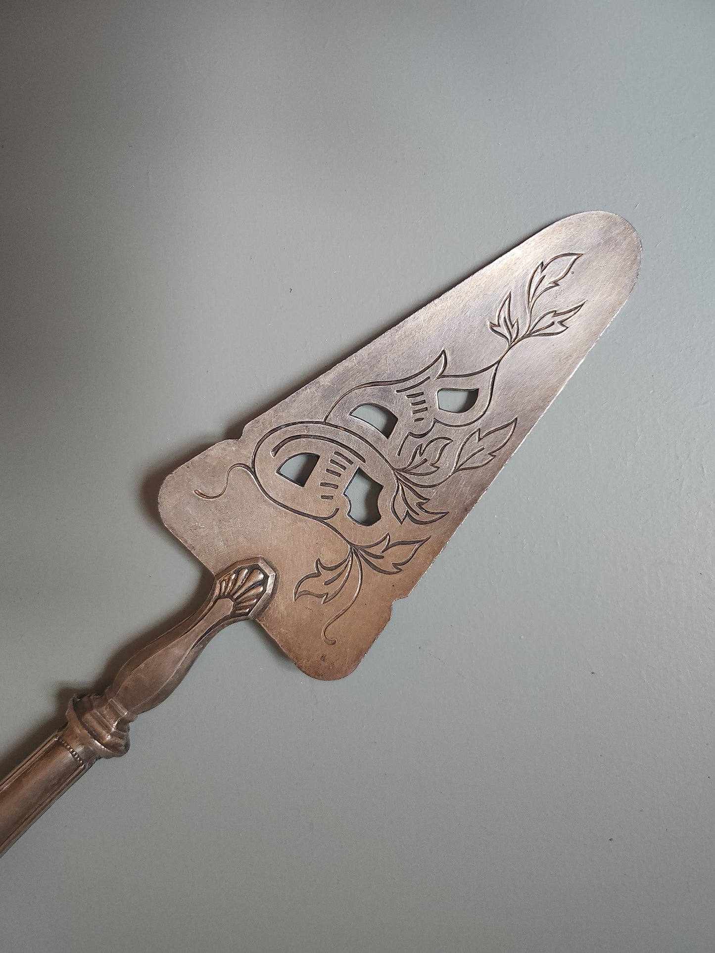 Pelle à tarte en argenterie Patine