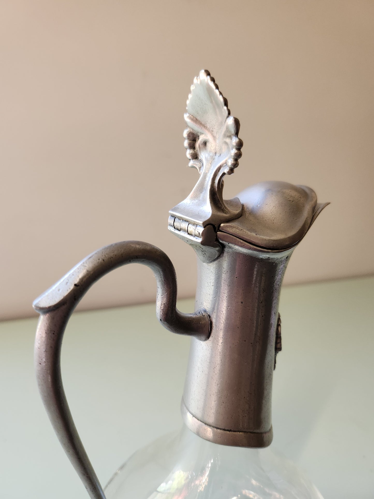 Carafe à vin en verre et en étain Patine