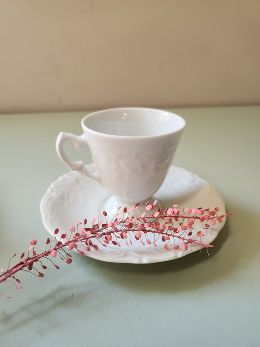 Tasses et soucoupes blanches en porcelaine lot de deux Patine