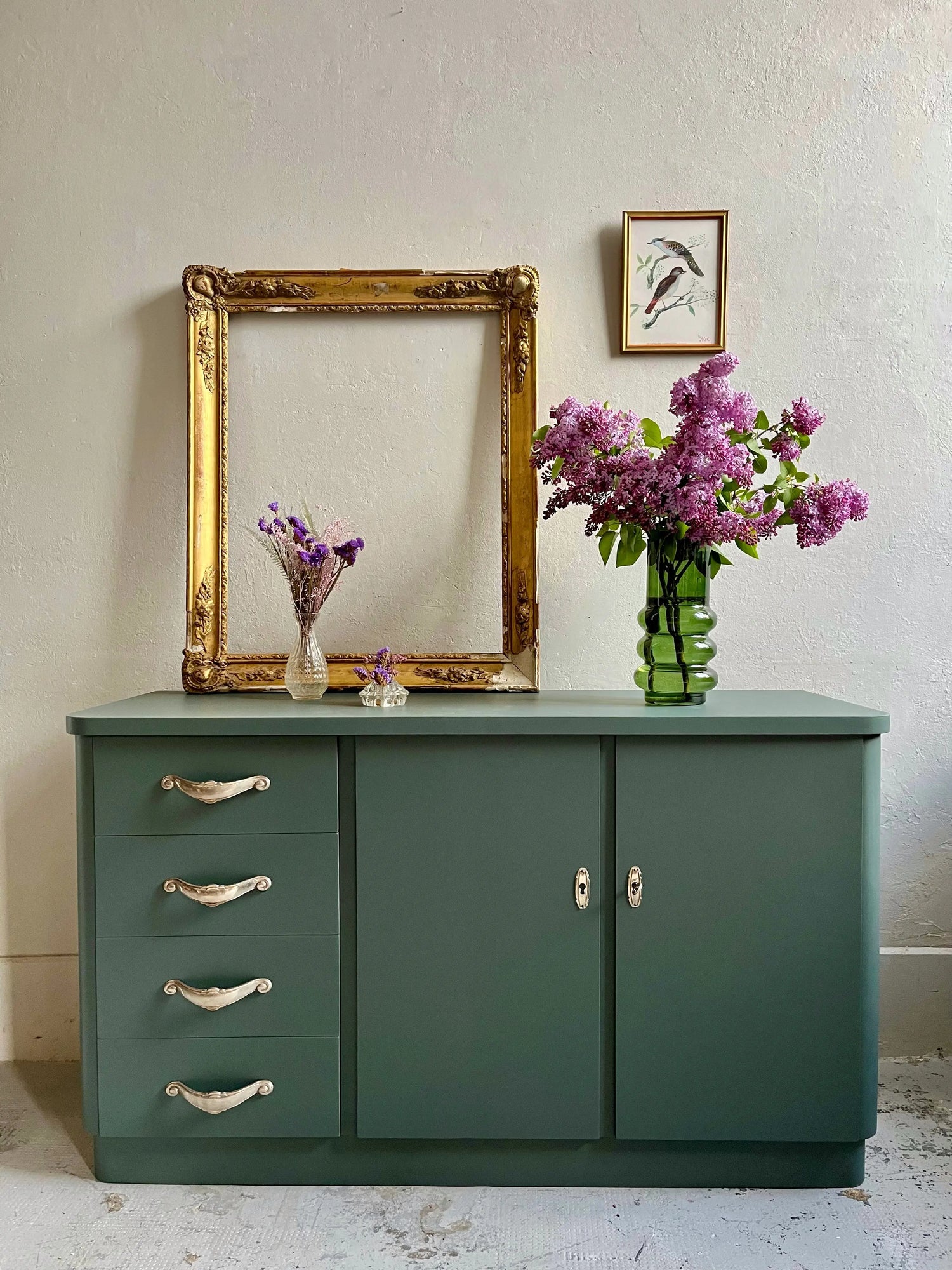 Sélection de meubles anciens restaurés et vaisselle vintage d'Atelier Patine présentés dans un décor chaleureux et moderne.