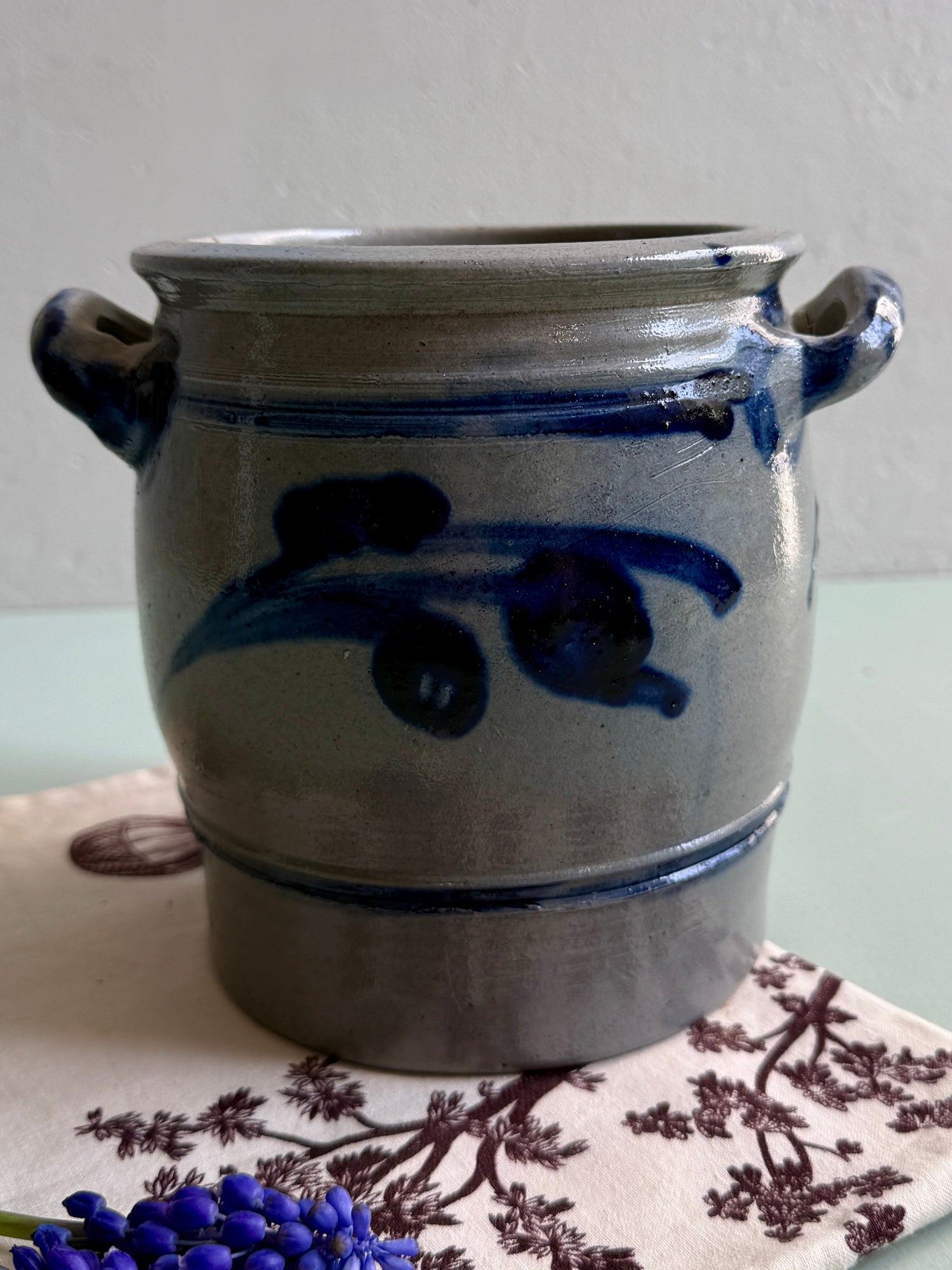 Pot en grès Betschdorf Porterie traditionnelle alsacienne grise avec motif bleu et 2 anses.