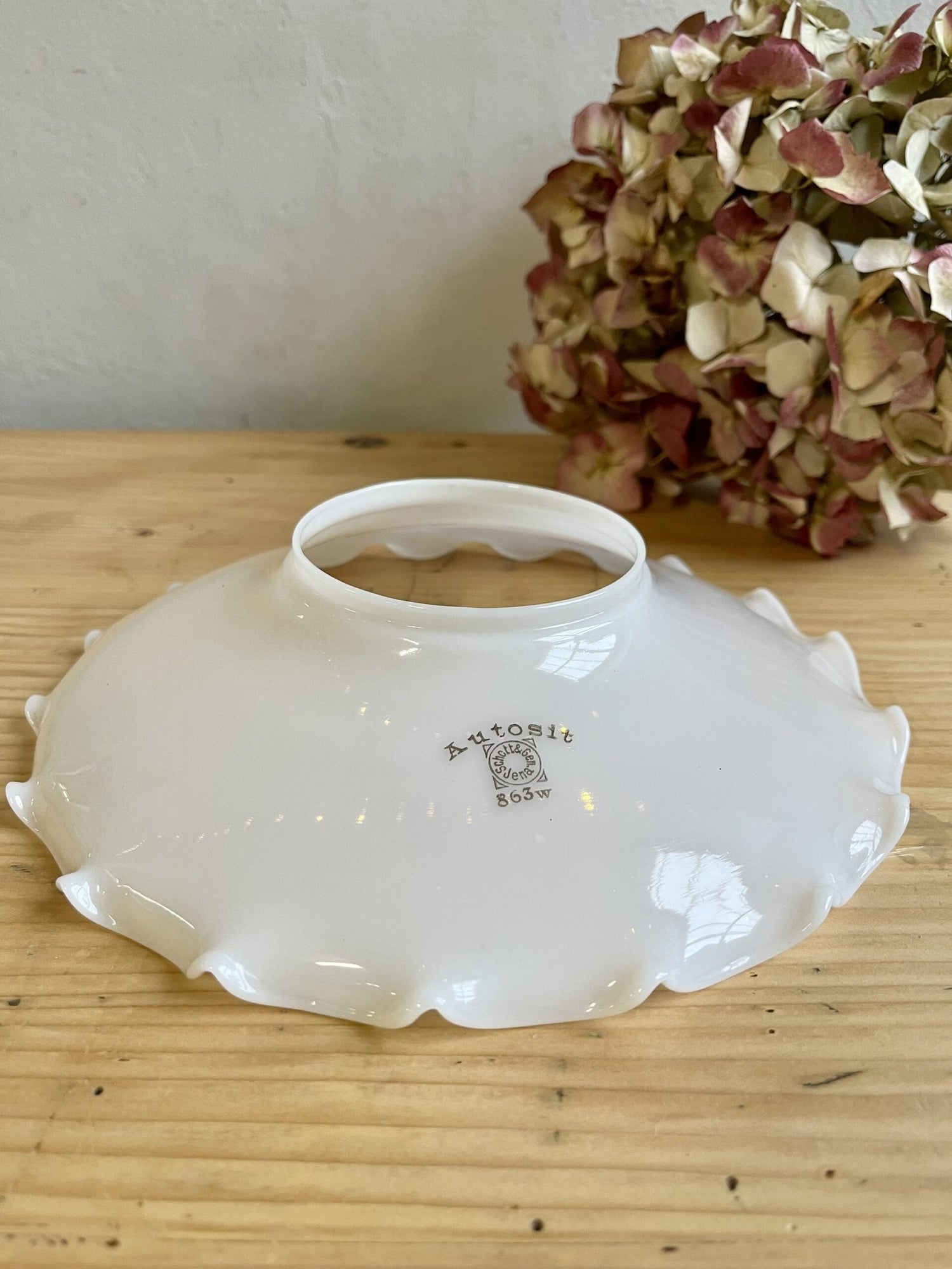 Abat-jour opaline blanche plissée collerette estampillée Autosit Schott Gen Jena vintage sur table bois