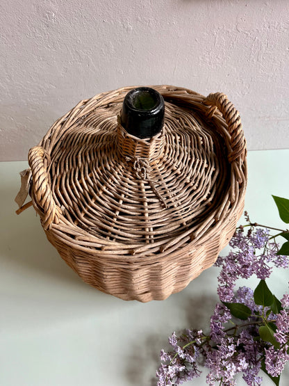 Dame Jeanne ancienne dans son panier
