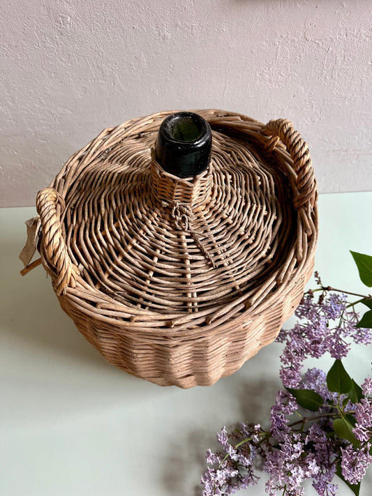 Dame Jeanne ancienne dans son panier
