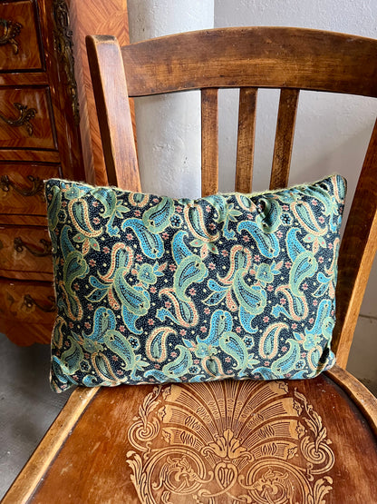 Coussin en point de croix motif floral   Patine