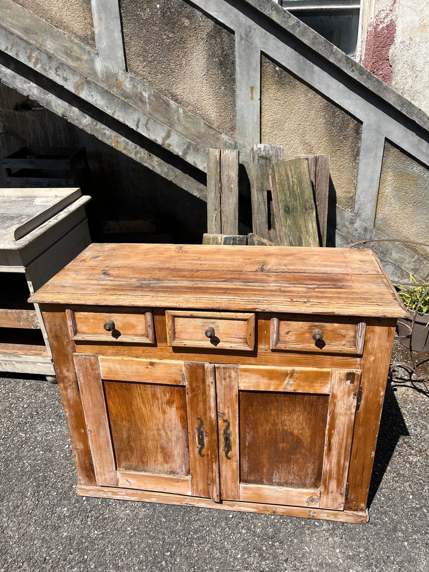 Buffet 3 tiroirs en sapin ancien à rénover  Meubles à rénover Patine