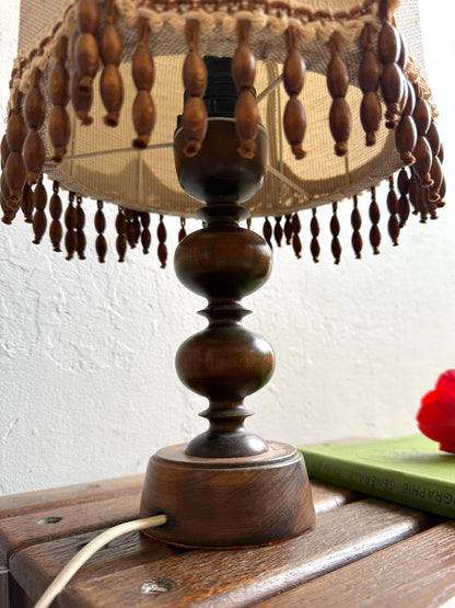 Lampe à poser avec about-jour en tissu et perles