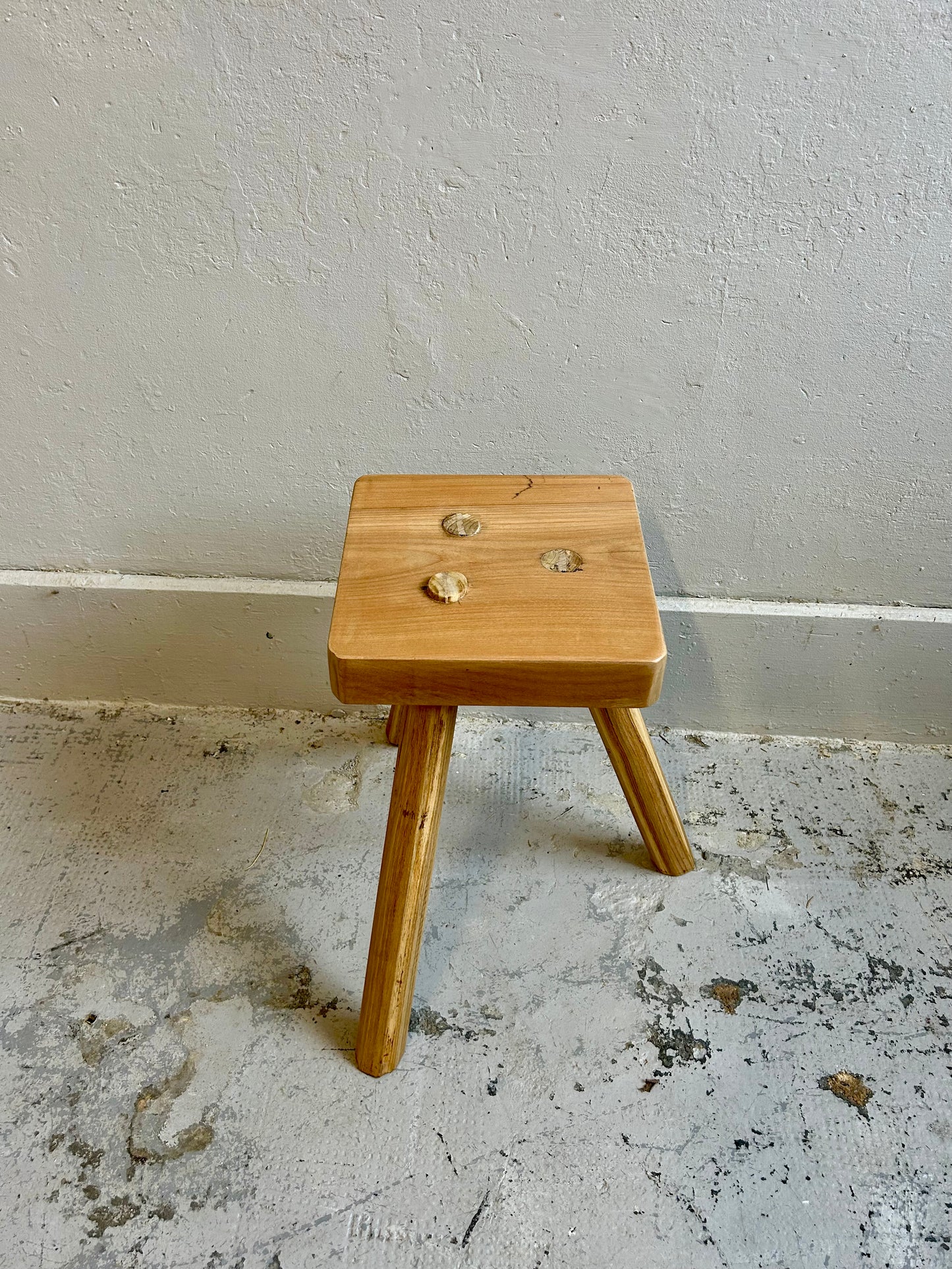 Tabouret de ferme tripode - assise en orme  Meubles Patine