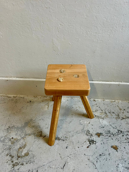 Tabouret de ferme tripode - assise en orme  Meubles Patine