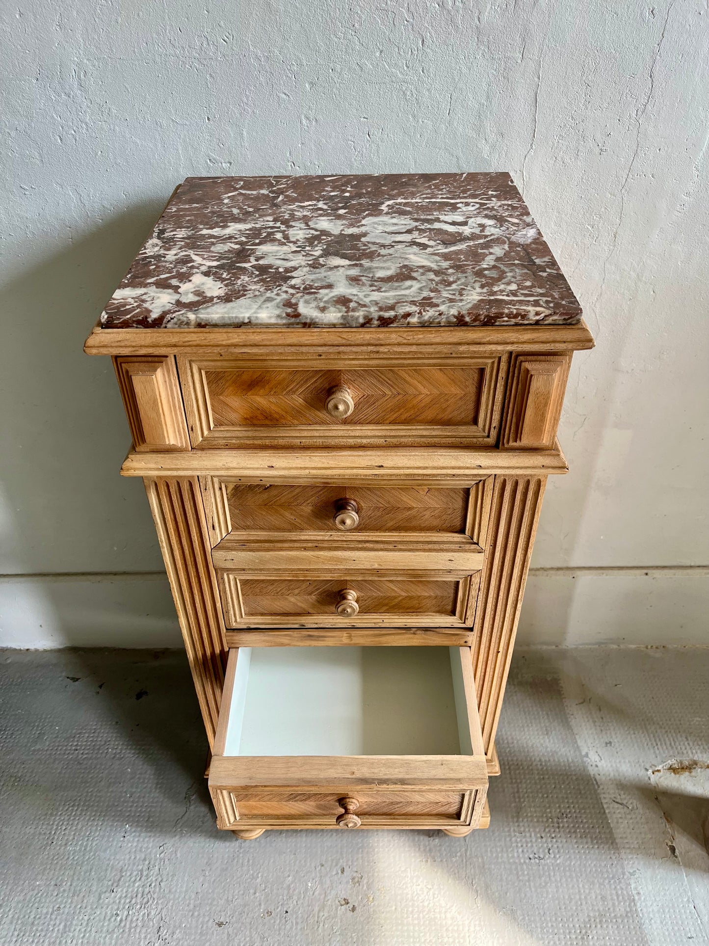 Chiffonnier en bois et marbre