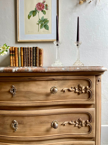 Commode gravée fleurs plateau en marbre