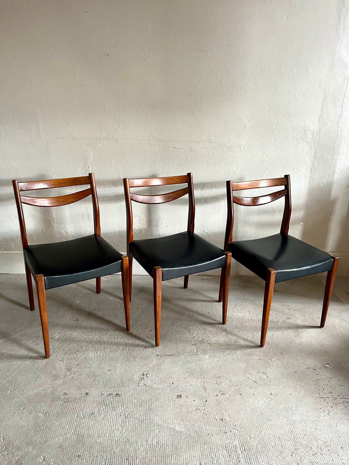 Chaises scandinaves teck et Skaï-lot de 6   Patine