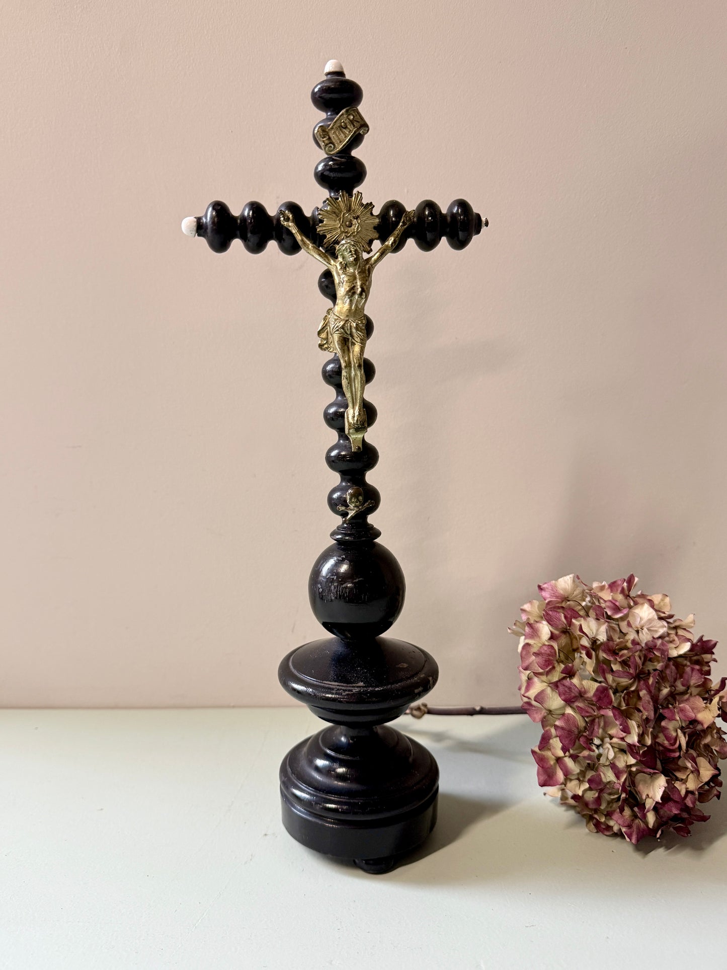 Crucifix en bois avec Christ en métal