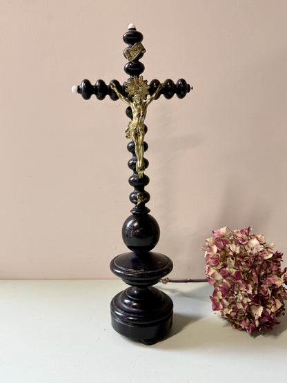 Crucifix en bois avec Christ en métal