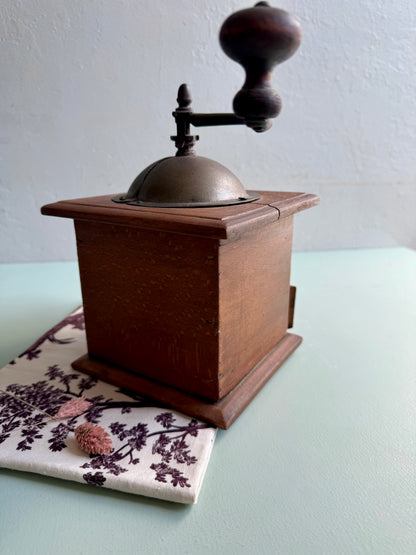 Moulin à café en bois ancien