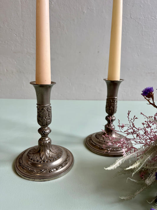 Bougeoirs en métal argenté gravés - lot de 2