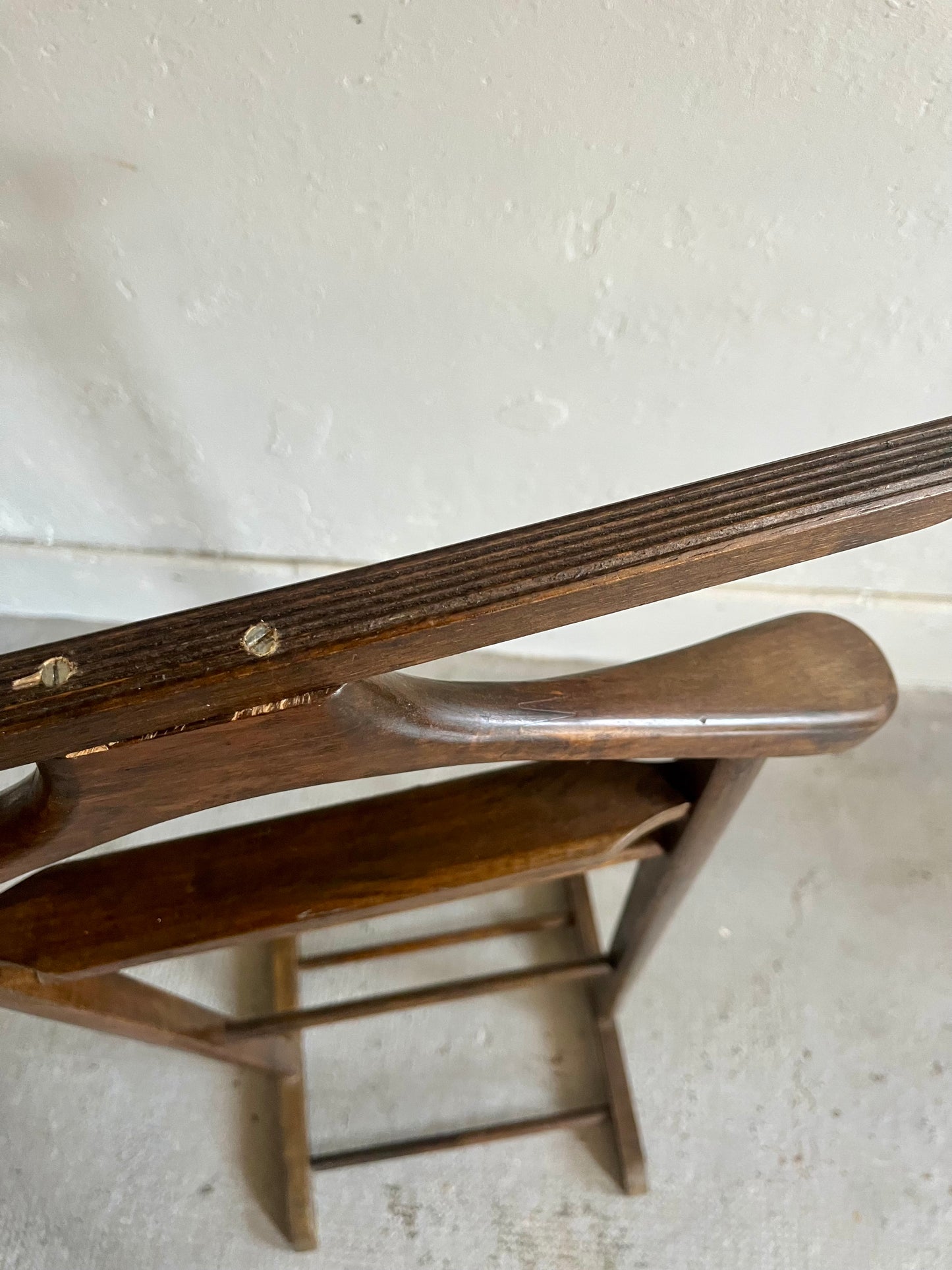 Valet ancien en bois   Patine
