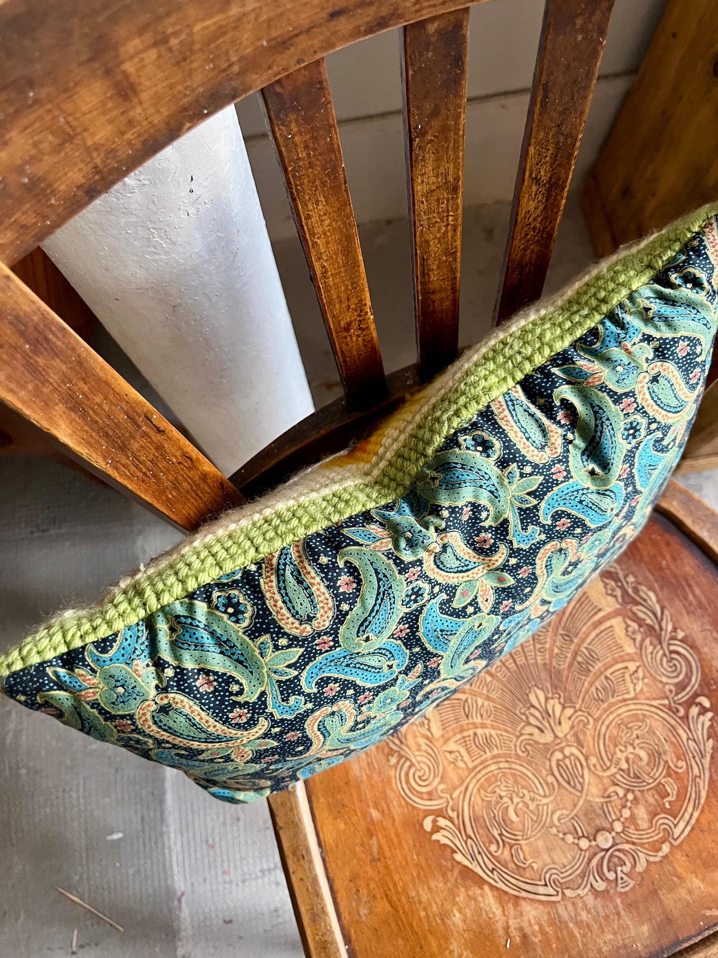 Coussin en point de croix motif floral   Patine
