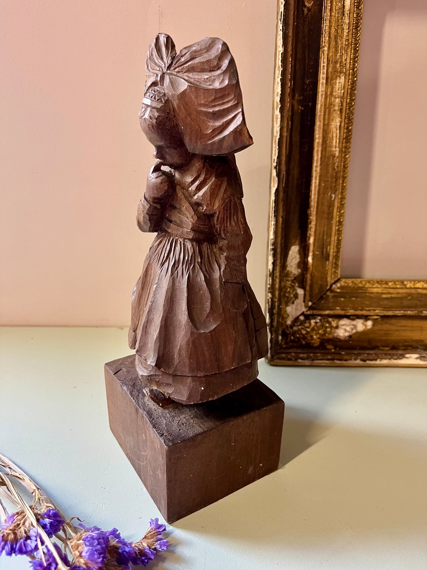 Statuette petite alsacienne en bois