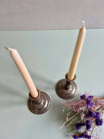 Bougeoirs en métal argenté gravés - lot de 2