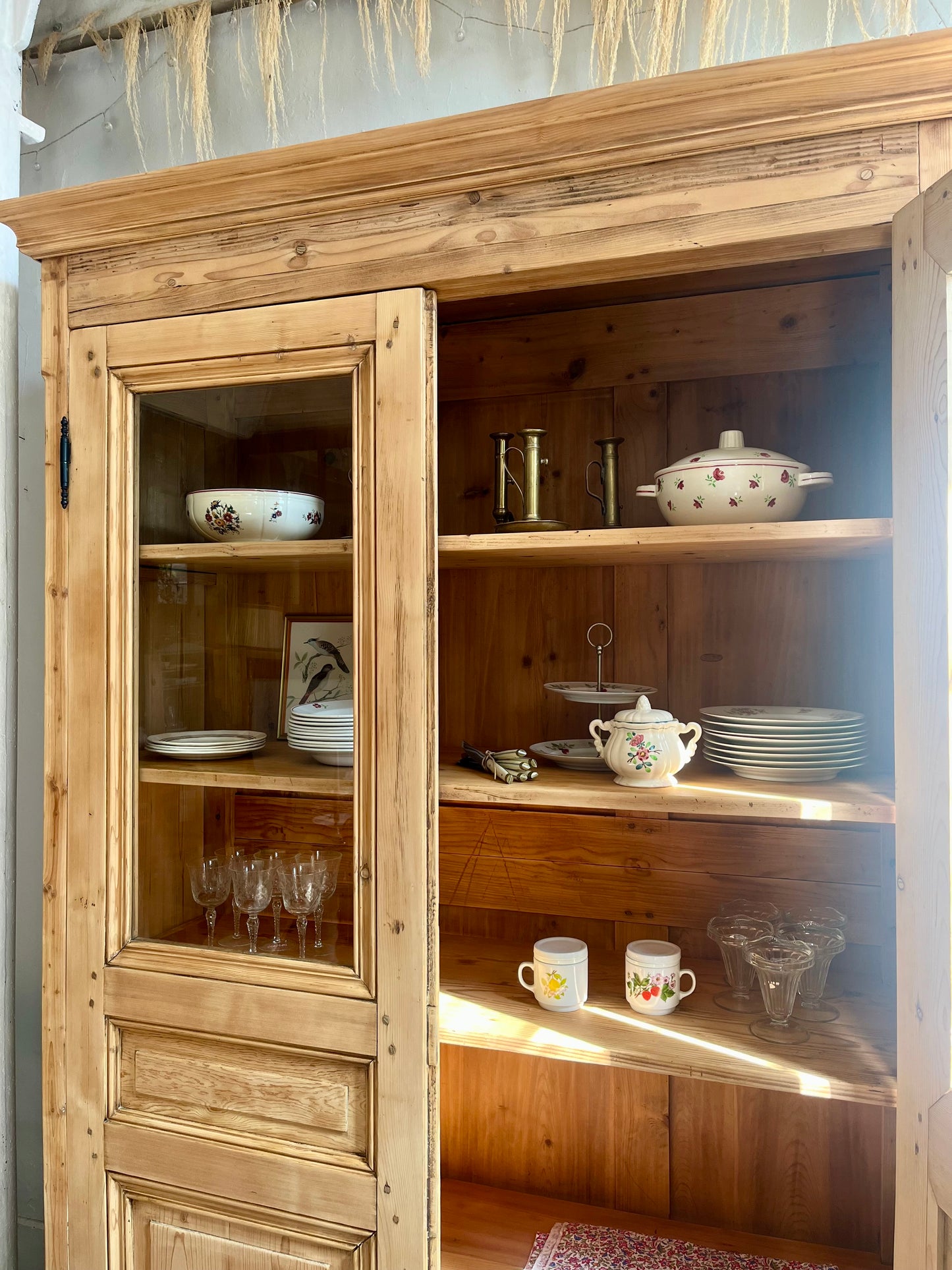 Armoire vaisselier ancien en pin massif portes vitrées