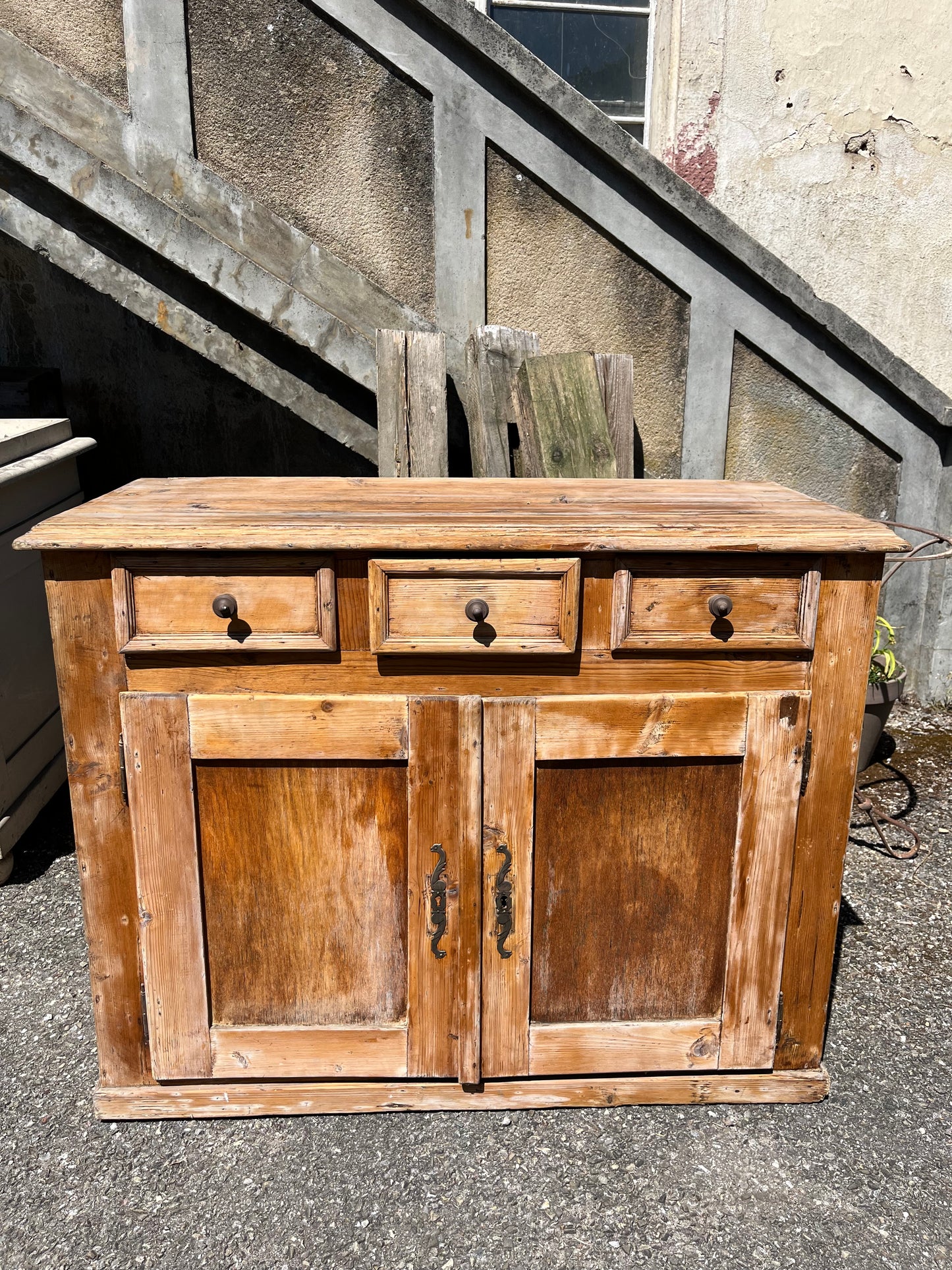 Buffet 3 tiroirs en sapin ancien à rénover  Meubles à rénover Patine