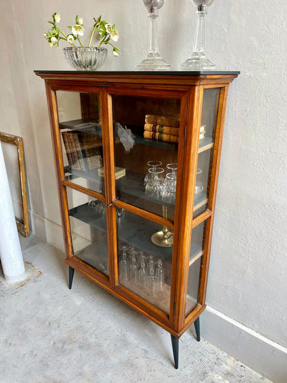 Vitrine pieds compas ancienne revisitée