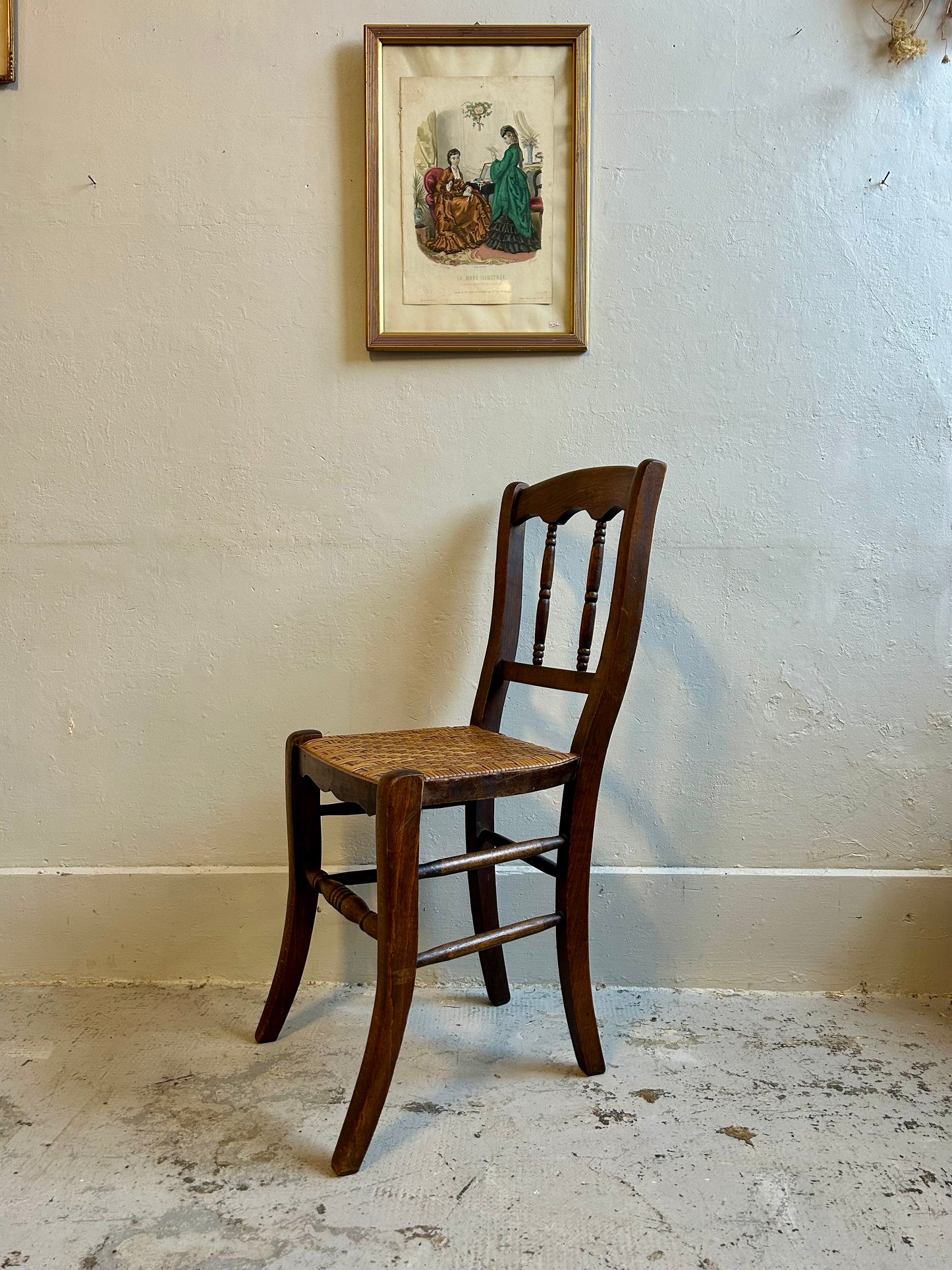 Chaises bistrot en bois foncé à assise paillée - paire